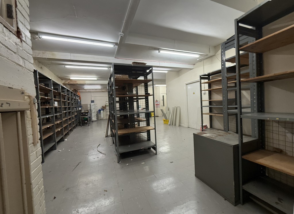 Lot: 42 - SUBSTANTIAL FREEHOLD FORMER PHARMACY WITH EXTENSIVE COMMERCIAL ACCOMMODATION - Good storage area to the rear